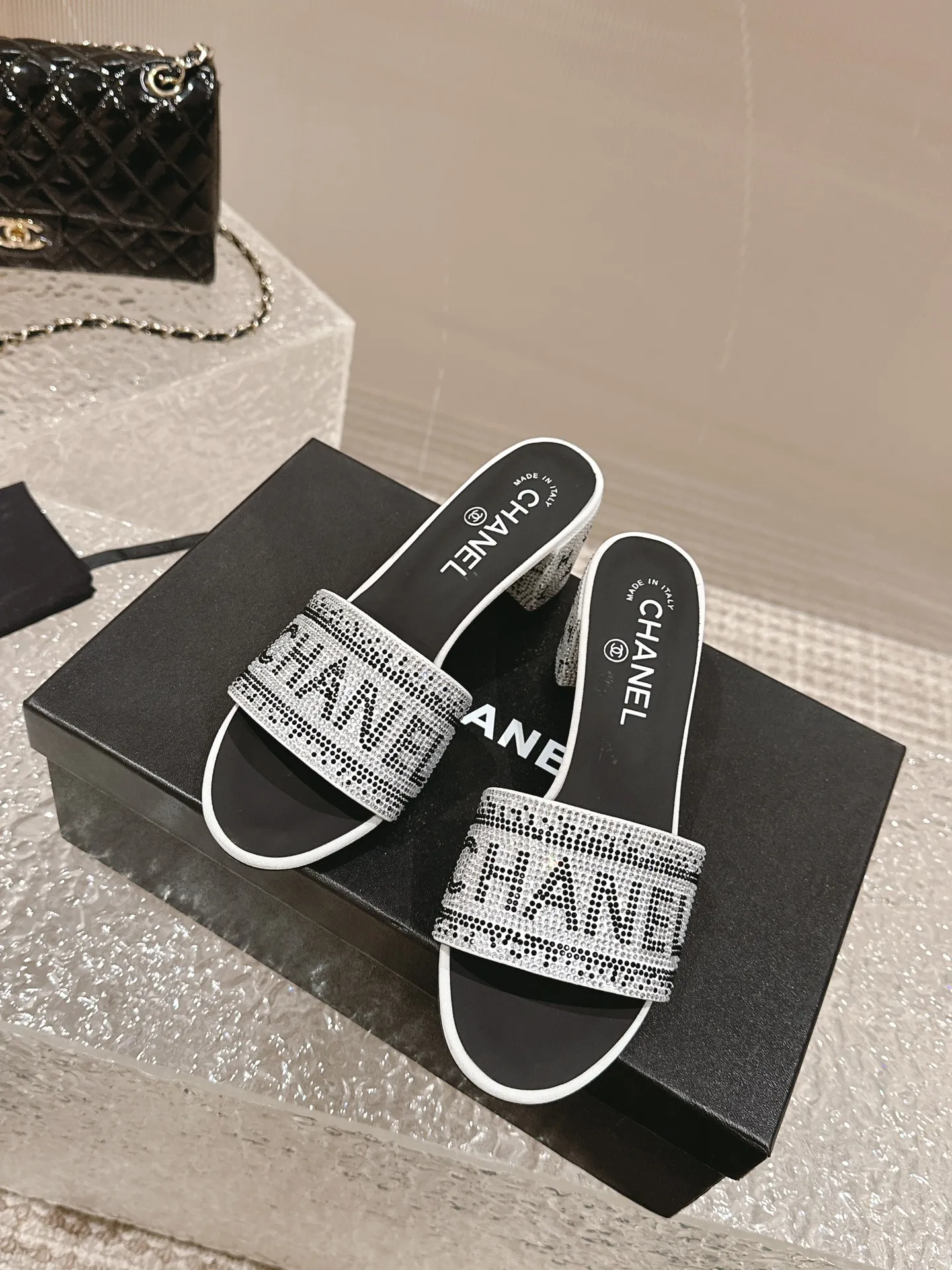 💕💕Factory direct selling price p460💕💕 Xiaoxiang Chanel rhinestone slippers with large black rhinestone letters, these really blingbling slippers are full of diamonds. They are both classic and artistic, and can be styled according to your daily style. The characteristic is that the hot diamonds are particularly shiny. They are made with heavy craftsmanship and are not easy to fall off. They have a sexy and versatile temperament for ladies. Color: black, white. Heel height 5 cm. 35-41